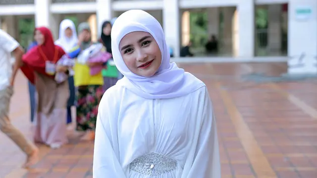 [Bintang] Seusai Salat, Prilly Latuconsina Kerap Membaca Ayat Ini