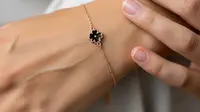 Gelang Rantai Tipis Bisa Bikin Tangan Mungilmu Tampak Lebih Panjang dan Anggun, ini Triknya