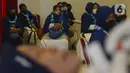 Sejumlah jemaah umrah antre menunggu giliran untuk tes swab menjelang keberangkatan di Asrama Haji Pondok Gede, Jakarta, Selasa (11/1/2022). Hingga saat ini kurang lebih 1.000 jemaah telah diberangkatkan ke tanah suci Mekkah setelah dua tahun pandemi Covid-19. (merdeka.com/Imam Buhori)