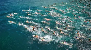 Para peserta memenuhi Danau Zurich saat berpartisipasi dalam perhelatan tahunan di Swiss, 5 Juli 2017. Dalam ajang tersebut, ratusan orang harus bersaing mengarungi Danau Zurich sejauh 1,5 kilometer. (AFP PHOTO / Michael Buholzer)