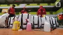 Petugas Palang Merah Indonesia (PMI) bersiap melakukan penyemprotan disinfektan di SMPN 216 Jakarta, Senin (16/3/2020). Mulai hari ini, aktivitas sekolah di sejumlah wilayah Indonesia diliburkan untuk mengantisipasi penyebaran virus corona COVID-19. (merdeka.com/Arie Basuki)