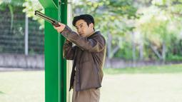 Menjalani kehidupan yang dikelilingi oleh kekayaan, ia punya pemikiran bahwa uang dapat menyelesaikan segalanya. Meski menjalani kehidupan yang mulus, dia terus-menerus bersaing dengan kakak laki-lakinya Park Tae Woo (Kim Ji Hoon) sejak lahir. (Foto: TVING)