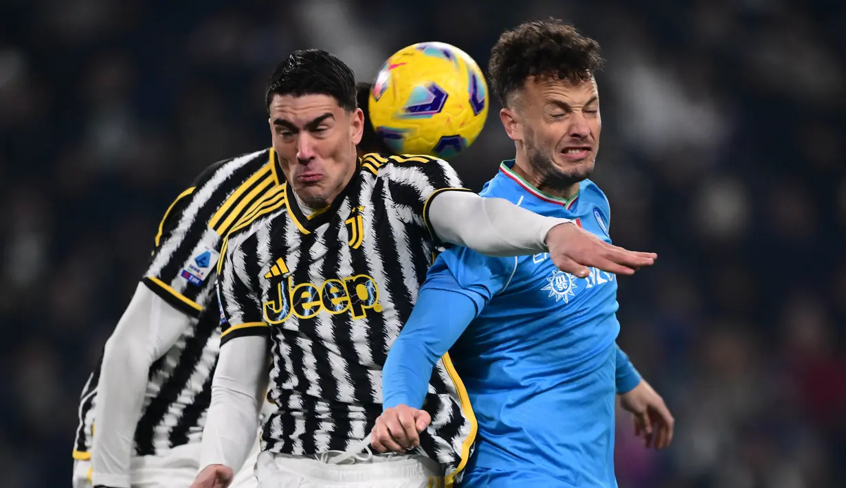 Pemain Juventus, Dusan Vlahovic (kiri), berebut bola dengan pemain Napoli, Amir Rrahmani, dalam pertandingan pekan ke-15 Liga Italia 2023/2024 yang berlangsung di Allianz Stadium, Sabtu (9/12/2023) dini hari WIB. (AFP/Marco Bertorello)