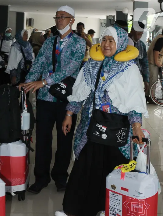 Jemaah berjalan menuju aula Asrama haji Pondok Gede, Jakarta, Kamis (6/7/2023). (merdeka.com/imam buhori)