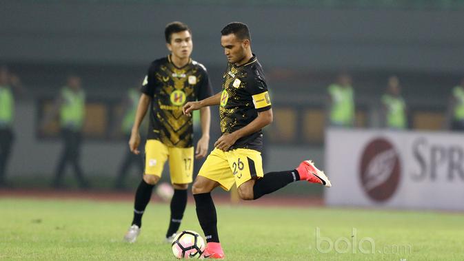 Pemain Barito Putra, Rizky Pora saat melawan Bhayangkara FC pada laga Liga 1 2017 di Stadion Patriot, Bekasi, (4/7/2017). (Bola.com/Nicklas Hanoatubun)