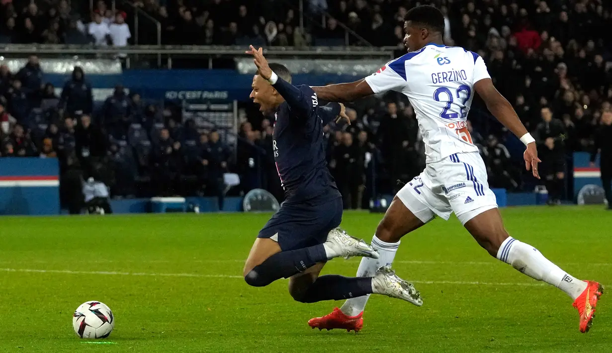 Pemain Paris Saint-Germain (PSG) Kylian Mbappe (kiri) berduel memperebutkan bola dengan pemain Strasbourg Gerzino Nyamsi pada pertandingan sepak bola Liga Prancis di Parc des Princes, Paris, Prancis, 28 Desember 2022. PSG mengalahkan Strasbourg dengan skor 2-1. (AP Photo/Thibault Camus)