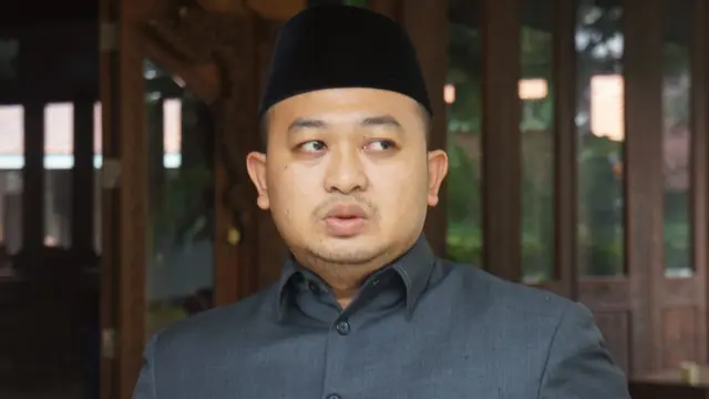 Putra pendiri Ponpes Al Hikmah Blora, Gus Faishol saat diwawancarai Liputan6.com di halaman DPRD Blora. (Liputan6.com/Ahmad Adirin)