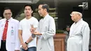 Bakal calon presiden dan wakil presiden Joko Widodo atau Jokowi (dua kanan) dan KH Ma'ruf Amin (kanan) berbicara sebelum tes kesehatan di RSPAD Gatot Subroto, Jakarta, Minggu (12/8). (Merdeka.com/Iqbal Nugroho)