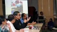 Plt Komisioner KPK, Johan Budi SP (ketiga kiri) menampilkan slide bukti saat jumpa pers terkait operasi tangkap tangan pejabat Pemerintah Kabupaten Musi Banyuasin di gedung KPK Jakarta, Sabtu (20/6/2015). (Liputan6.com/Helmi Fithriansyah)