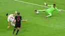 Makedonia Utara, yang sudah tidak punya kans malah membuat kejutan pada menit ke-10. Ivan Trickovski membobol gawang Belanda, namun VAR mengatakan gol tersebut offside. (Foto: AP/Pool/Olaf Kraak)
