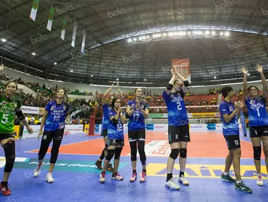 Para pemain Jakarta Elektrik PLN menyapa suporter usai menaklukan Gresik Petrokimia 3-0 pada laga final four putaran kedua Proliga 2016 di GOR Amongrogo, Yogyakarta, Jumat (6/5/2016). (Bola.com/Vitalis Yogi Trisna)