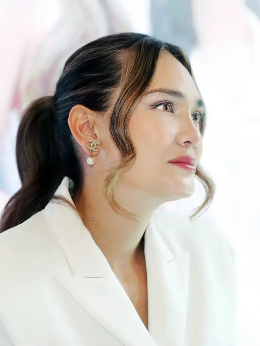 Paparan terik sinar matahari dan polusi udara sedikitnya bisa berpengaruh terhadap kesehatan kulit. Untuk menghadapi hal ini, Luna Maya mengaku selalu merawat kesehatan kulitnya sendiri dengan cara yang mudah dan sederhana. [Bambang E. Ros/Fimela.com]