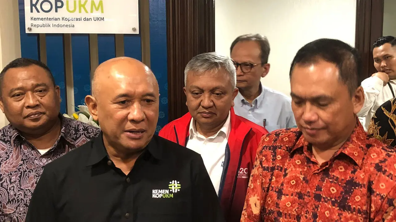 Menteri Koperasi dan Usaha Kecil dan Menengah (MenkopUKM) Teten Masduki di kantor KemenkopUKM, Senin (19/2/2024). (Foto: Liputan6.com/Tira Santia)