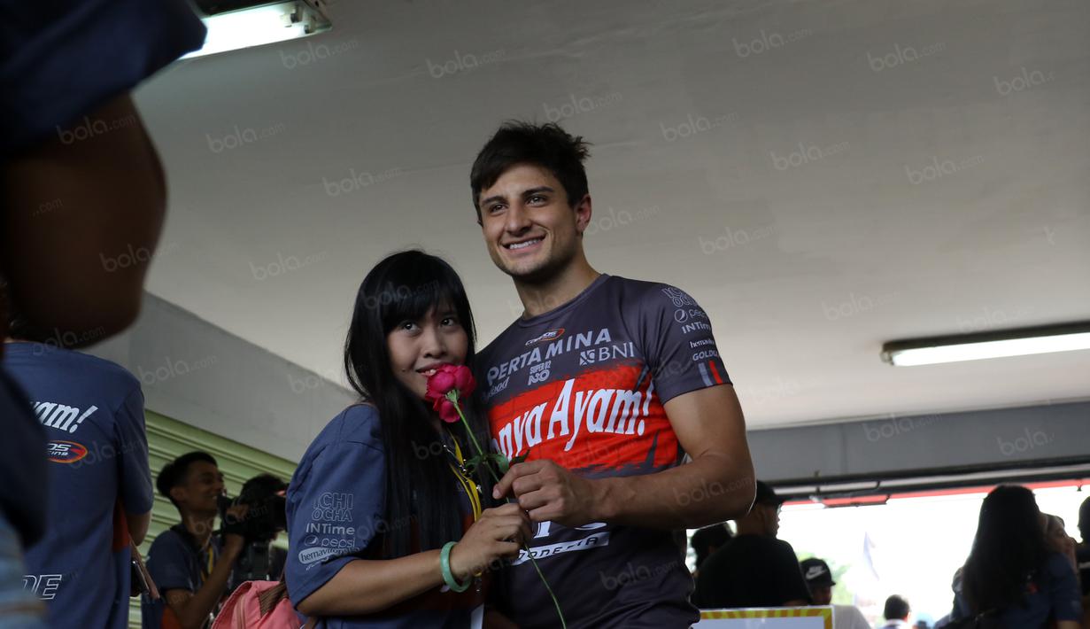 Aksi fans yang berfoto bersama MItch Evans pada ajang Taxi Ride d Sentul, Jakarta, Selasa (2/8/2016). (Bola.com/Nicklas Hanoatubun)