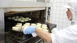 Seorang pekerja dari sebuah perusahaan makanan bernama Saikoh membuat kue bulan dengan kuning telur asin di Yokohama, Jepang, pada 30 September 2020. Festival Pertengahan Musim Gugur atau juga disebut Festival Kue Bulan jatuh pada 1 Oktober tahun ini. (Xinhua/Du Xiaoyi)