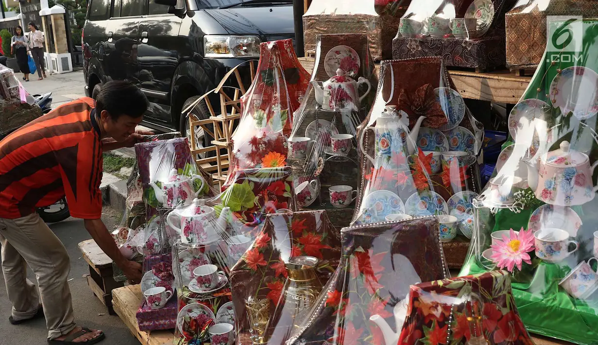 Pedagang merapikan parsel dagangannya yang dijual di kawasan Cikini, Jakarta, Rabu (6/6). Menjelang Hari Raya Idul Fitri, penjualan parsel para pedagang dadakan tersebut meningkat hingga 50 persen. (Liputan6.com/Immanuel Antonius)