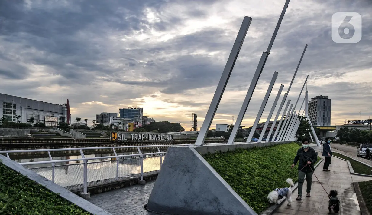 Warga saat berkunjung ke taman Tarum Bhagasasi, Kalimalang, Bekasi, Jawa Barat, Senin (14/2/2022). Proyek revitalisasi Kalimalang tahap I yang digadang-gadang mirip dengan Sungai Cheonggyecheon di Seoul Korea Selatan itu telah rampung meski belum dibuka untuk umum. (merdeka.com/Iqbal S. Nugroho)