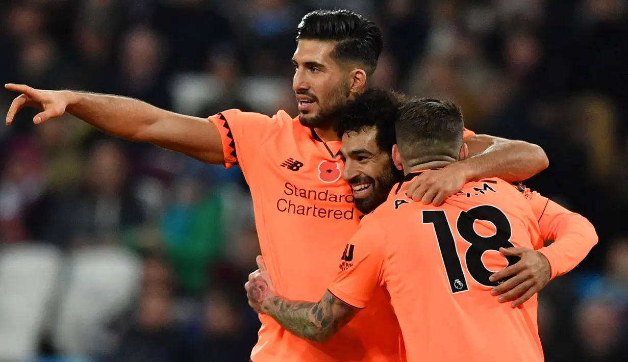 Para pemain Liverpool merayakan gol Mohamed Salah (tengah) saat melawan West Ham United pada lanjutan Premier League di London Stadium, London, (4/11/2017). Liverpool menang 4-1. (AFP/Ben Stansall)