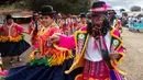 Sejumlah warga mengenakan kostum menari saat karnaval Anata Andina (Andean karnaval) di Caquiaviri, Bolivia, Selasa (17/1). Perayaan tersebut digelar selama empat hari di Provinsi Caquiaviri. (AP Photo/Juan Karita)