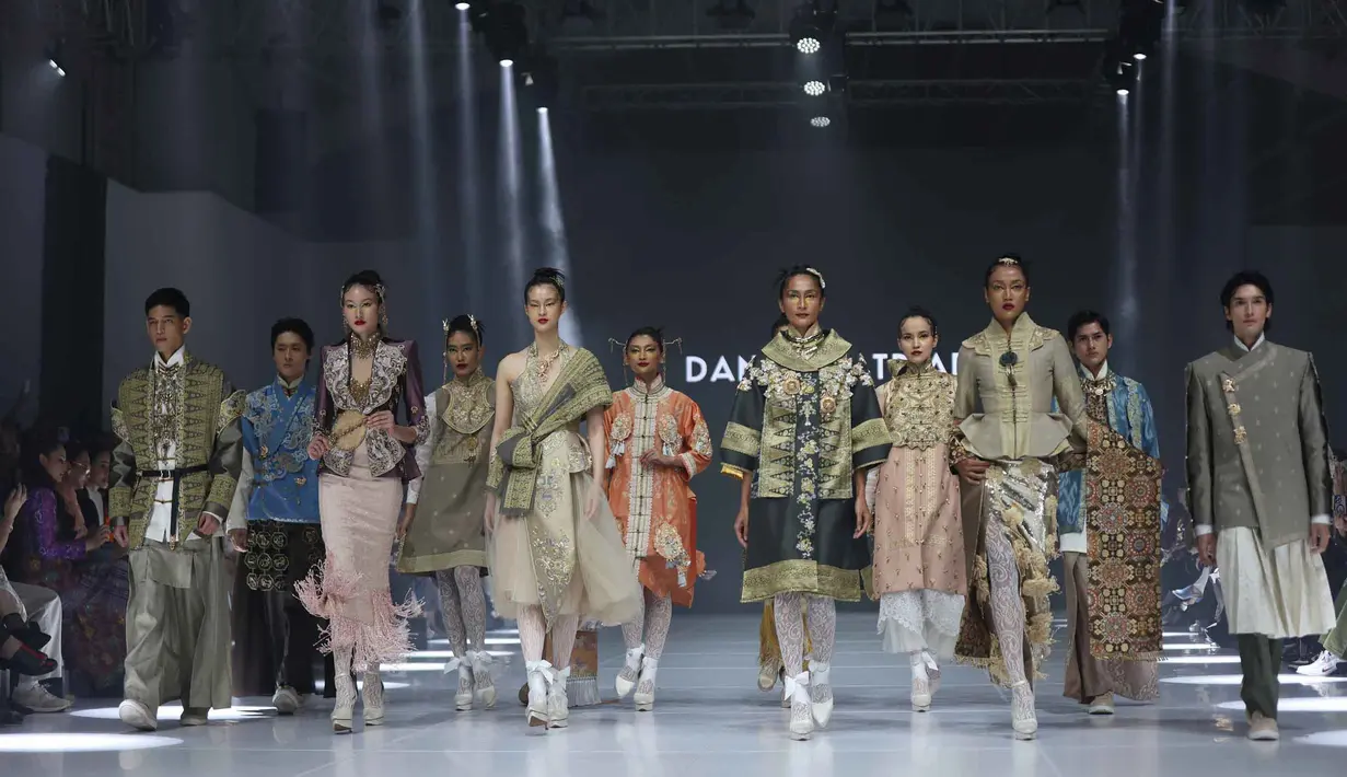 Foto 1: Para model memeragakan busana fesyen Danny Satriadi pada panggung gelaran mode Jakarta Fashion Week (JFW) 2026 di City Hall, Pondok Indah Mall 3, Jakarta, Rabu (29/10/2025). (Kapanlagi.com/Budy Santoso)