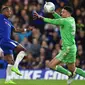 Gelandang Chelsea, Charly Musonda, berusaha membobol gawang Nottingham Forest yang dijaga Stephen Henderson pada laga Piala Liga di Stadion Stamford Bridge, London, Rabu (20/9/2017). Chelsea menang 5-1 atas Forest. (AFP/Glyn Kirk)