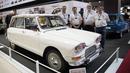 Klub Citroen mempersembahkan 1969 "Ami 6 break" pada layar selama pameran mobil Retromobile di Paris, Prancis (5/2). Pameran ini diselenggarakan dari tanggal 6 sampai 10 Februari 2019. (AFP Photo/Eric Feferberg)