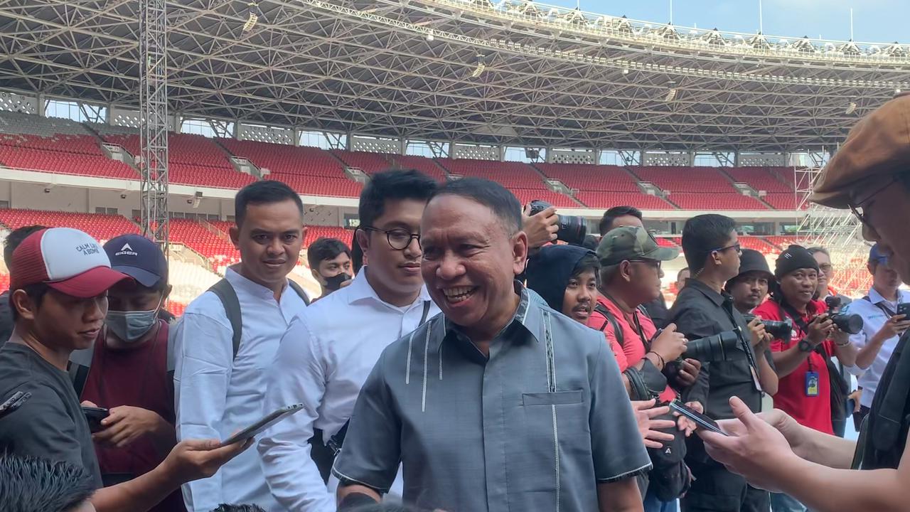Wakil Ketua Umum PSSI Zainudin Amali saat memberi keterangan pers terkait pengunduran dirinya dari kursi Menpora di Stadion Utama Gelora Bung Karno (SUGBK), Senayan, pada Senin (13/3/2023).