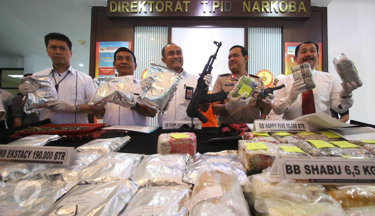 Kepala Biro Penmas Divisi Humas Polri Brigjen Pol Rikwanto bersama Direktur Tindak Pidana Narkoba Bareskrim Polri Brigjen Eko Daniyanto menunjukkan barang bukti jaringan internasional, Jakarta, Senin (27/3). (Liputan6.com/Immanuel Antonius)