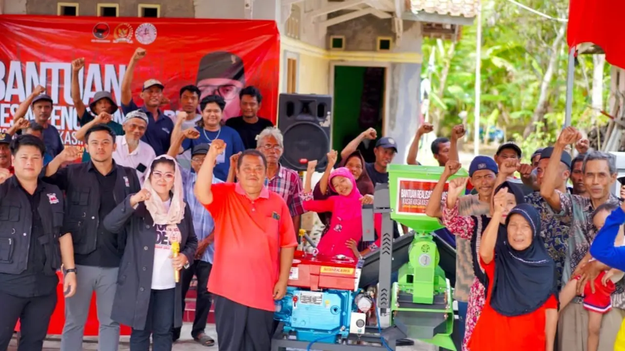 Anggota Komisi XI DPR, Kaisar Kiasa Kasih Said Putra menyerahkan bantuan mesin penggiling padi kepada masyarakat di Kabupaten Cilacap, Jawa Tengah.