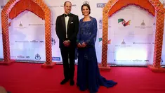 Pangeran William dan Kate Middleton berpose saat menghadiri acara amal di Taj Palace Hotel, Mumbai, India, Minggu (10/4). Sang Duchess of Cambridge tampil mempesona dalam gaun biru yang dipenuhi manik khas India. (REUTERS/Divyakant Solanki/Pool)
