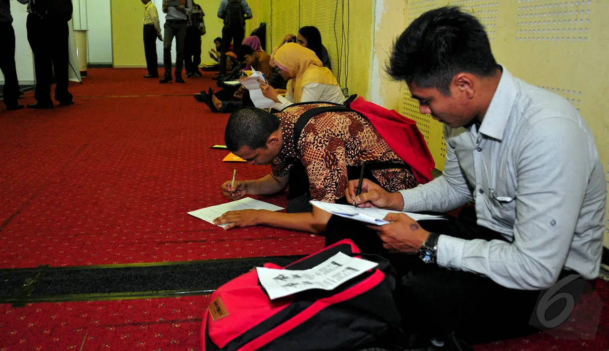 Para pengunjung menyiapkan formulir lamaran kerja saat berkunjung di karir.com expo 2015, Balai Kartini, Jakarta, Rabu (27/5/2015). Pameran tersebut diikuti lebih dari 1.000 opportunities di 80 perusahaan. (Liputan6.com/Yoppy Renato)