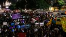 Sejumlah demonstran saat menggelar aksi memprotes maraknya perkosaan dan kekerasan seksual terhadap perempuan di Rio de Janeiro, Brasil, (1/6). (REUTERS / Ricardo Moraes)