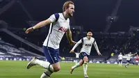 Striker Tottenham Hotspur, Harry Kane, melakukan selebrasi usai mencetak gol ke gawang Arsenal pada laga Liga Inggris di London, Minggu (6/12/2020). Tottenham menang dengan skor 2-0. (Glyn Kirk/Pool via AP)