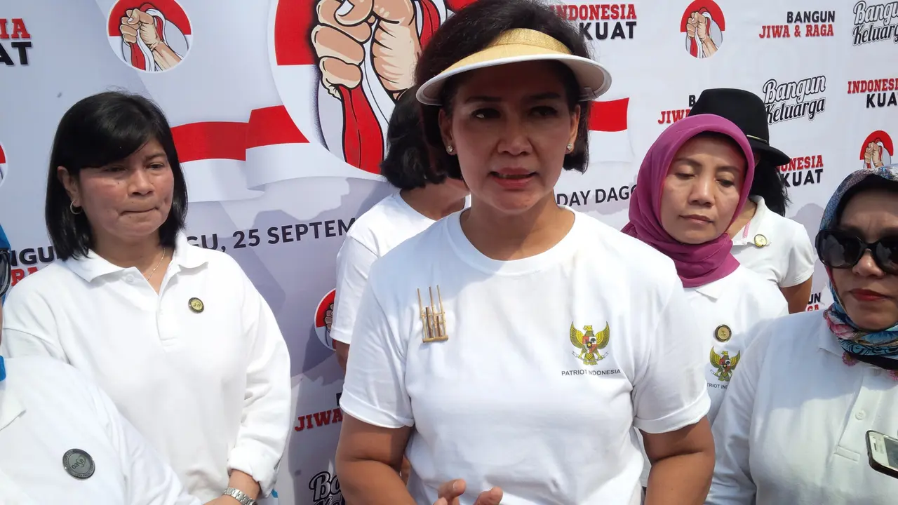 Perwakilan OASE Kabinet Kerja‎ Nora Tristyana Ryacudu‎ para istri menteri berkomitmen mendukung pemerintah untuk melawan bahaya narkoba, pornografi, serta kekerasan terhadap perempuan (Liputan6.com/Aditya Prakasa)