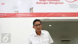 Cawagub DKI Jakarta, Sandiaga Uno jelang memaparkan rekapitulasi penerimaan dan pengeluaran dana kampanye di Jakarta, Kamis (8/12). Sandi menilai paparan rekapitulasi anggaran ini jadi wujud nyata transparansi. (Liputan6.com/Helmi Fithriansyah)