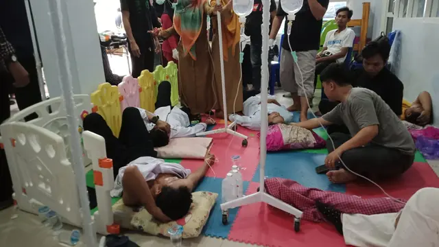 Sebanyak 50 orang lebih staf Diklat Sulawesi Tenggara, mengalami keracunan usai menyantap hidangan soto ayam saat syukuran kenaikan pangkat.(Liputan6.com/dok warga)