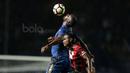Duel Carlton Cole dengan pemain Persipura Jayapura, Dominggus Fadawer (kanan) pada laga Liga 1 2017 di Stadion GBLA, Bandung, Minggu (7/5/20170). Persib menang 1-0. (Bola.com/Nicklas Hanoatubun)