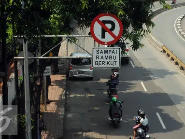 Rambu larangan berhenti terpampang di sisi Jalan Mampang Prapatan, Jakarta, Jumat (12/8). Rambu larangan parkir dan berhenti yang ada akan disesuaikan dengan Peraturan Menhub No 34 Tahun 2014 tentang Marka Jalan. (Liputan6.com/Helmi Fithriansyah)