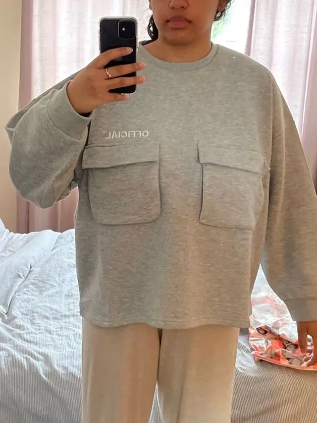 Baju kedua membuatnya hampir tenggelam kebesaran