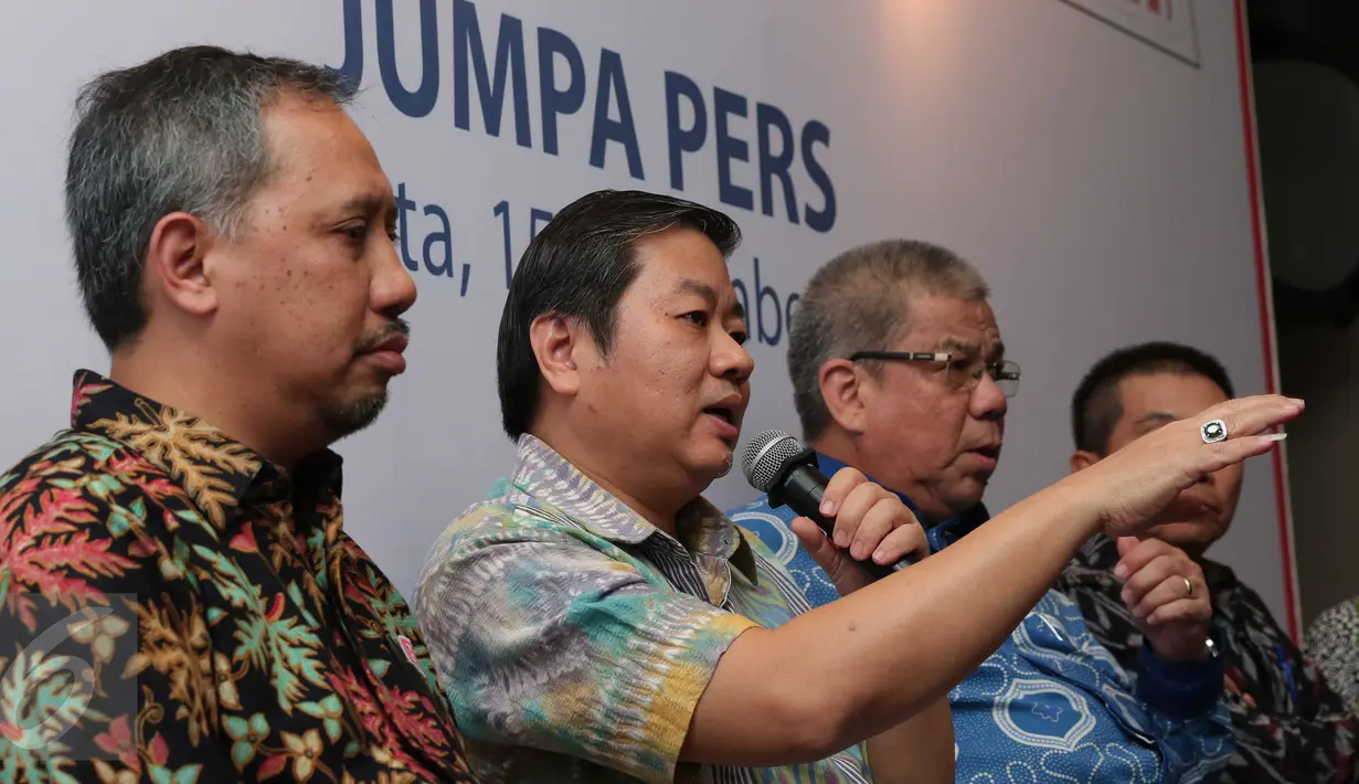 Ketua GAPMI, Adi S Lukman (kedua kiri) saat konferensi pers terkait cukai minuman bersoda, Jakarta, Selasa (15/12/2015). Pengusaha minuman bersoda menolak kebijakan pemerintah mengenakan tarif cukai untuk produk minuman bersoda.(Liputan6.com/Angga Yuniar)