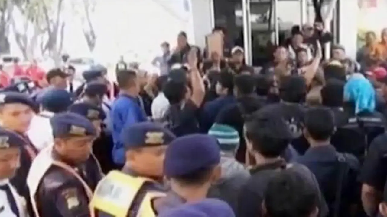 Demo Pekerja Peti Kemas