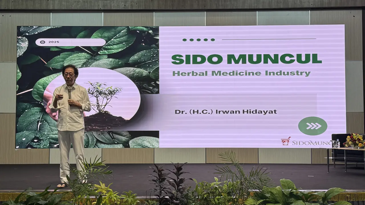Direktur Sido Muncul Irwan Hidayat menghadiri seminar internasional di Balai Krida Poltekkes Surakarta pada Rabu (11/2/2026). (Liputan6.com/Fajar)