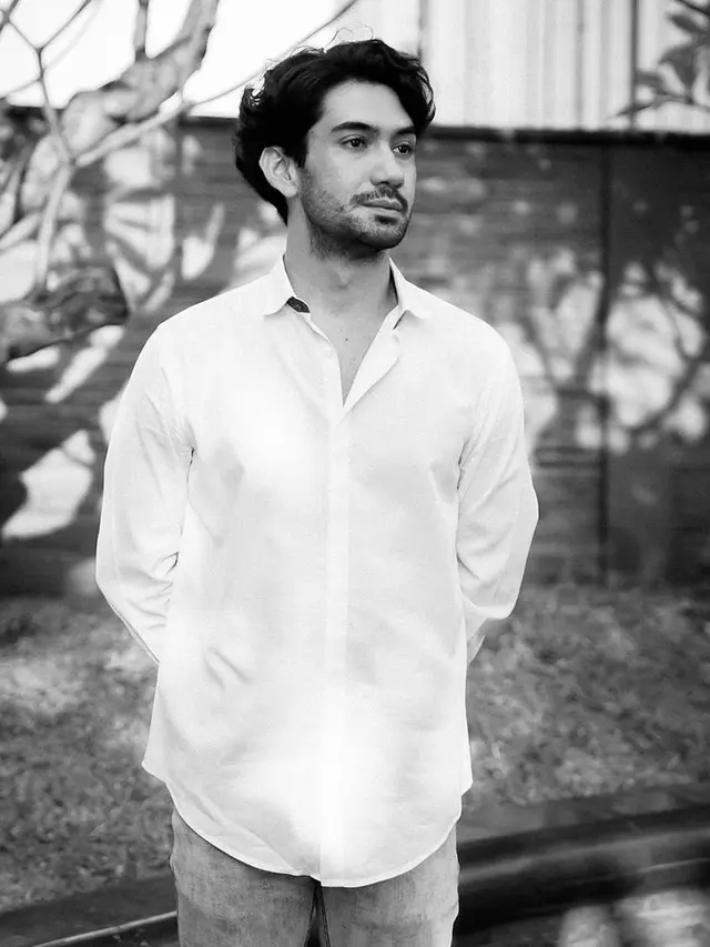 Reza Rahadian. (Foto: Instagram @naziracnoer)