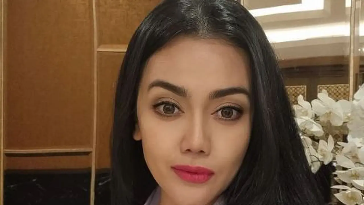 Nia Anggia, adik mendiang Julia Perez pakai seragam SMA (instagram/anggitheperez)