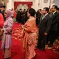 Menko Perekonomian Darmin Nasution mendapat ucapan selamat dari Wapres Jusuf Kalla usai pelantikan di Istana Negara Jakarta, Rabu (12/8/2015). Jokowi  me-reshuffle sejumlah menteri Kabinet Kerja sekaligus melantik menteri baru.(Liputan6.com/Faizal Fanani)