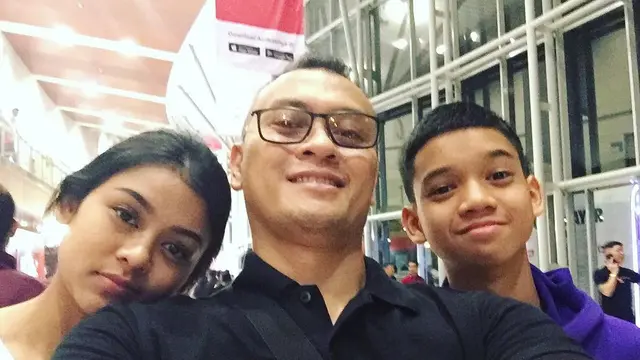 6 Potret Kedekatan Andra Dewa 19 dan Keempat Anaknya, Selalu Kompak