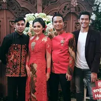 Vicky Shu tampak bahagia dalam prosesi lamaran. (Instagram @mikeethan1)