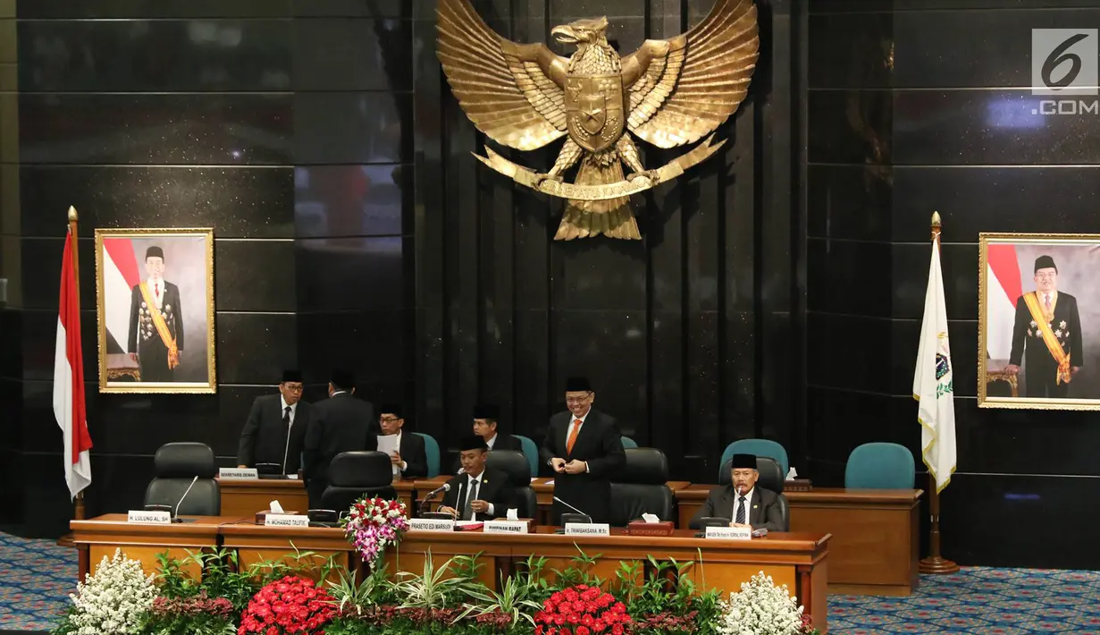 Ketua DPRD DKI Prasetio Edi Marsudi saat mengikuti sidang paripurna istimewa di Gedung DPRD DKI Jakarta, Rabu (31/5). DPRD DKI Jakarta mengusulkan kepada Kemendagri untuk mengangkat Djarot sebagai Gubernur DKI. (Liputan6.com/Immanuel Antonius)