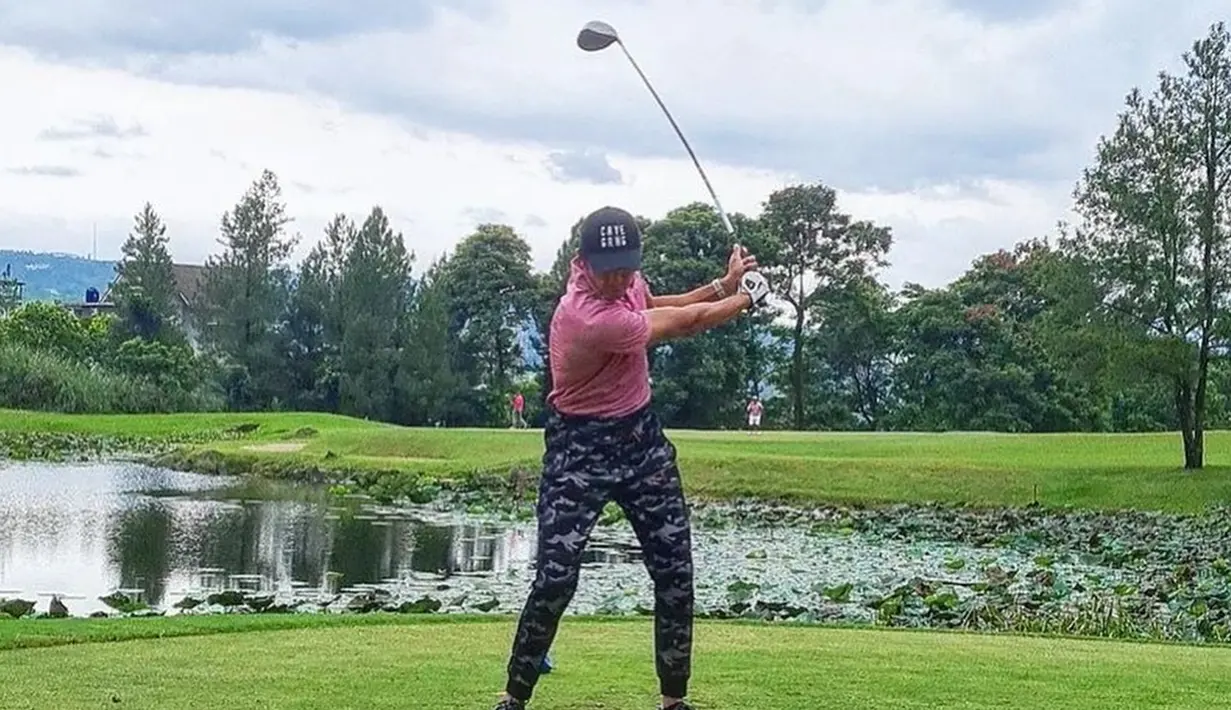 Tak hanya itu saja, pria kelahiran 29 Oktober 1977 ini juga kerap mengunggah momen saat berolahraga. Ia terbilang aktif menggeluti hobinya bermain golf. (Liputan6.com/IG/@adrianmaulana)