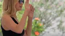 Aktris Jennifer Lawrence menyapa pengemarnya saat tiba di Venice Lido untuk menghadiri Festival Film Internasional Venice ke-74, di Venesia, Italia, (5/9). Jennifer Lawrence tampil cantik mengenakan kacamata dan busana hitam. (Ettore Ferrari/ANSA via AP)